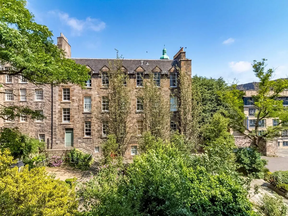 Pass The Keys Spacious And Homely Flat On The Royal Mile Edinburgh