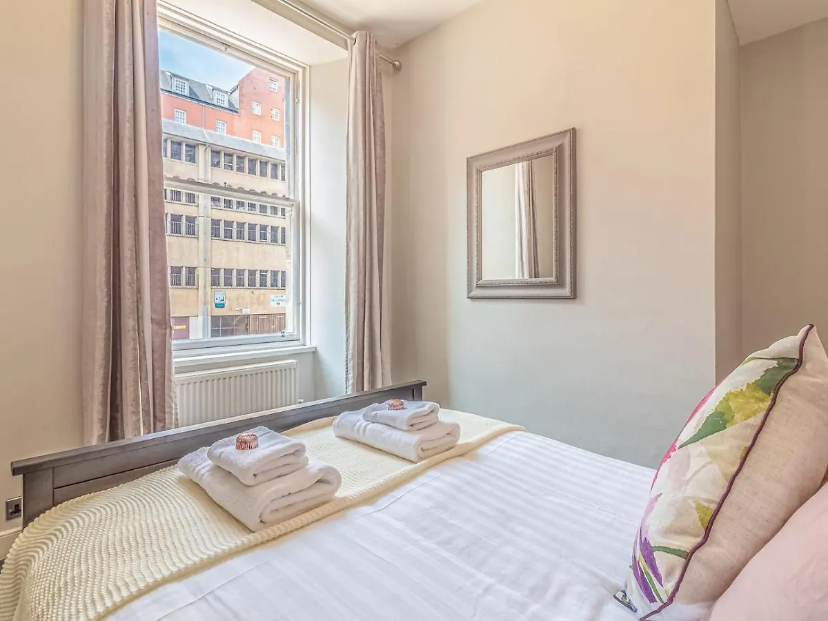 Pass The Keys Spacious And Homely Flat On The Royal Mile EDI Edinburgh